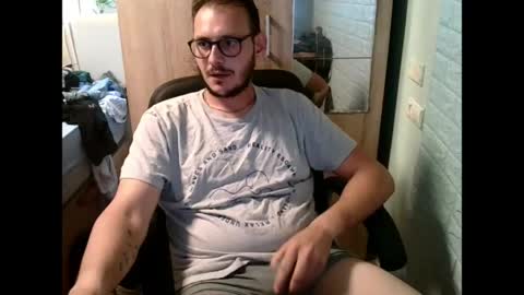 Snapshot of younromki chatting on June 8, 2026, 3:01 pm A... online show from June 8, 2026, 3:01 pm