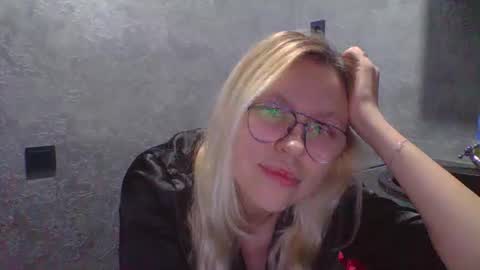 Snapshot of your_catx chatting on December 17, 2025, 8:48 pm your_catx online show from December 17, 2025, 8:48 pm