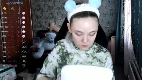 Snapshot of your_small_bunny chatting on December 8, 2024, 6:11 am Molly online show from December 8, 2024, 6:11 am