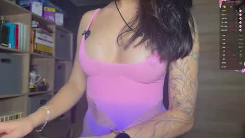 Mia online show from November 8, 2025, 2:28 pm