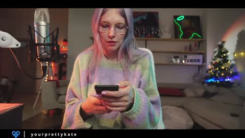 Snapshot of yourprettykate_ chatting on December 14, 2024, 8:40 pm online show from December 14, 2024, 8:40 pm