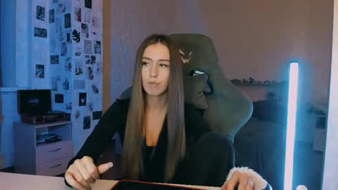 Eva online show from November 9, 2025, 7:56 pm