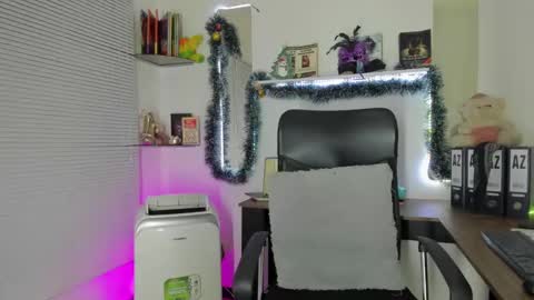 Yukio Davis  online show from December 6, 2024, 1:40 am