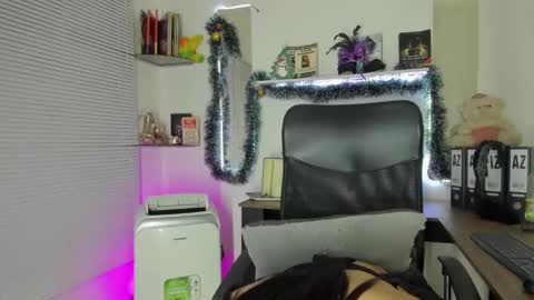 Yukio Davis  online show from December 6, 2024, 4:47 am