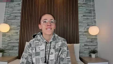 Snapshot of yulievans chatting on October 12, 2025, 1:10 pm yulievans online show from October 12, 2025, 1:10 pm