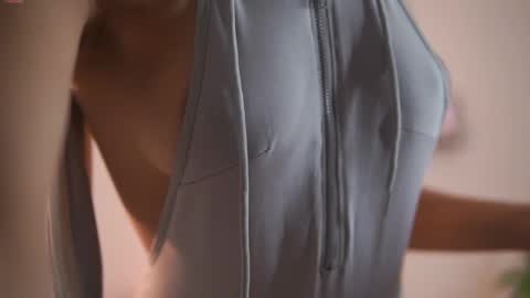 Yuyi Cam online show from November 23, 2025, 2:33 am