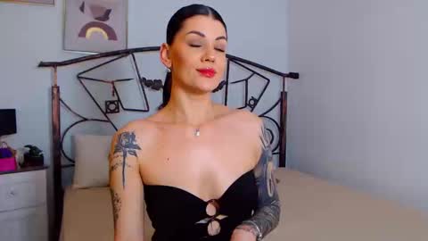 Snapshot of yvonneeverlee chatting on December 26, 2024, 8:53 pm I V Y online show from December 26, 2024, 8:53 pm