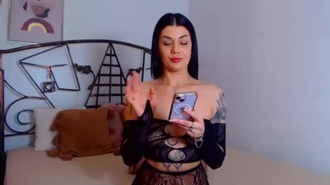 Snapshot of yvonneeverlee chatting on January 5, 2025, 12:20 am I V Y online show from January 5, 2025, 12:20 am