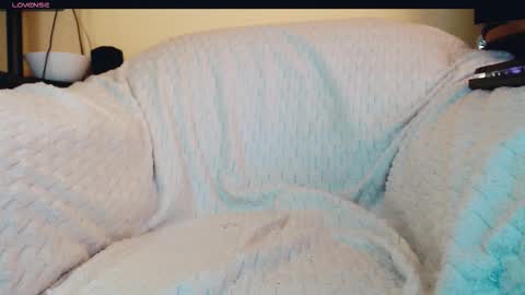 yzza_suave online show from September 9, 2025, 1:21 pm