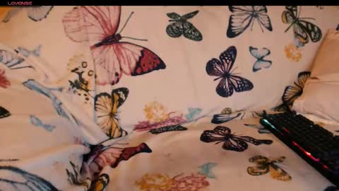 yzza_suave online show from November 21, 2025, 8:29 pm