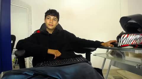 Snapshot of zacktk7 chatting on December 19, 2024, 11:14 pm zack online show from December 19, 2024, 11:14 pm