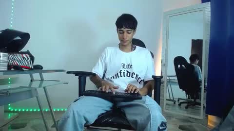 Snapshot of zacktk7 chatting on December 23, 2024, 11:28 pm zack online show from December 23, 2024, 11:28 pm