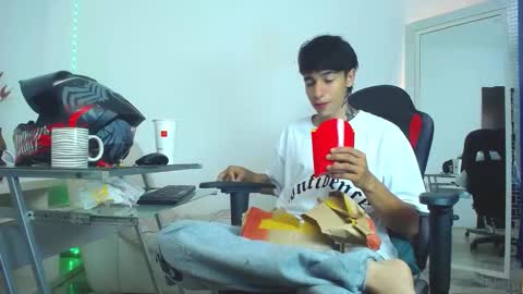 Snapshot of zacktk7 chatting on December 25, 2024, 9:33 pm zack online show from December 25, 2024, 9:33 pm