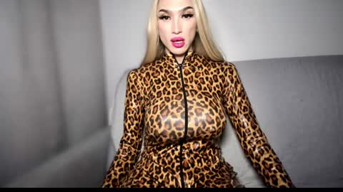 Snapshot of zarinastoun20 chatting on December 9, 2024, 12:34 am ZARINA online show from December 9, 2024, 12:34 am