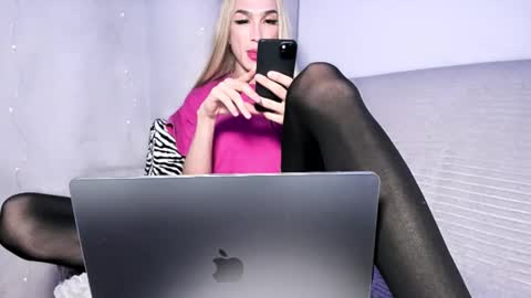 Snapshot of zarinastoun20 chatting on January 9, 2025, 5:22 pm ZARINA online show from January 9, 2025, 5:22 pm