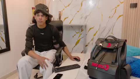 Snapshot of zayn_fox32 chatting on August 1, 2026, 6:40 pm Zayn online show from August 1, 2026, 6:40 pm