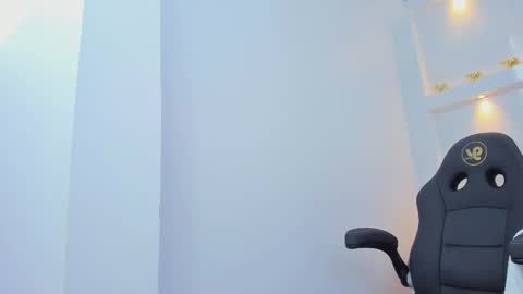 Zenda Evans online show from March 19, 2026, 3:43 am