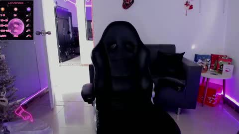 zhoestrong online show from December 14, 2024, 7:46 pm