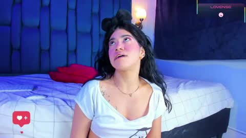 zoe_axel1 online show from April 8, 2026, 8:42 pm