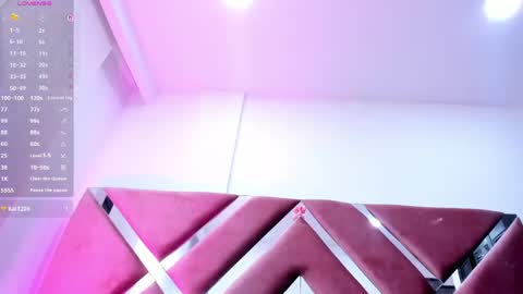 zoe_evaanss_ online show from April 14, 2026, 8:26 pm