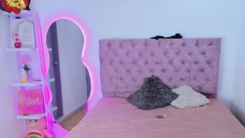 zoe_kravitx_ online show from February 11, 2026, 3:22 am