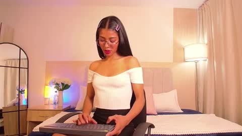 Snapshot of zoe_mocca chatting on October 15, 2025, 12:00 am Mia online show from October 15, 2025, 12:00 am