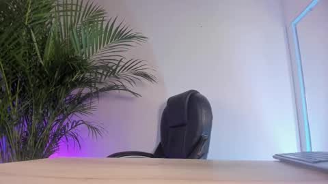 Snapshot of zoe_roux210949 chatting on February 18, 2026, 5:14 am Zoe online show from February 18, 2026, 5:14 am