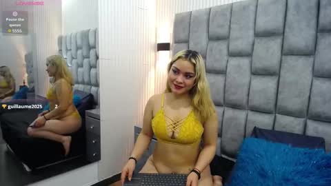 Snapshot of zoe_silver1 chatting on October 15, 2025, 12:16 pm Zoe online show from October 15, 2025, 12:16 pm