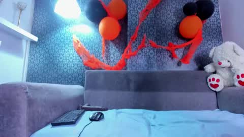 Snapshot of zoe_white__ chatting on November 1, 2025, 12:40 pm Zoe online show from November 1, 2025, 12:40 pm