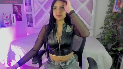 zoee_669 online show from July 17, 2026, 3:57 am