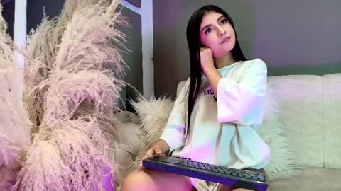 Snapshot of zoee_8 chatting on May 25, 2026, 3:18 pm ZOE online show from May 25, 2026, 3:18 pm