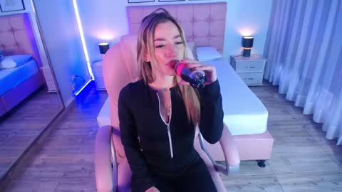 Snapshot of zoee_joness chatting on January 18, 2025, 12:04 pm zoe online show from January 18, 2025, 12:04 pm