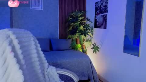 Snapshot of zoee_kiss_ chatting on June 5, 2026, 5:14 am ZOE online show from June 5, 2026, 5:14 am