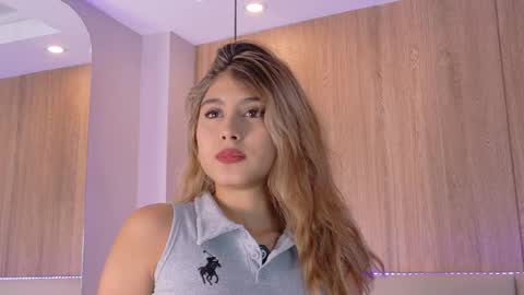 Snapshot of zoehangel chatting on April 7, 2026, 11:32 am Zoe online show from April 7, 2026, 11:32 am