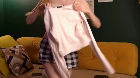 zoenymph online show from May 15, 2026, 5:25 am