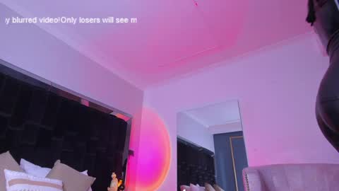 zoevidal_ online show from February 6, 2025, 2:58 pm