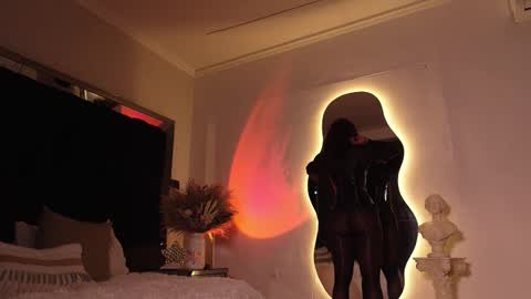 zoevidal_ online show from October 26, 2025, 12:11 pm