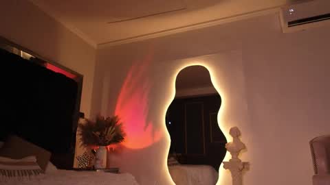 zoevidal_ online show from December 5, 2025, 12:03 pm