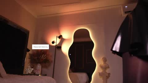 zoevidal_ online show from May 14, 2026, 12:01 pm