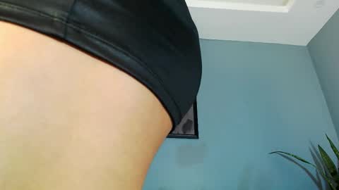 zoey fox  online show from October 12, 2025, 8:30 pm