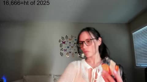 Snapshot of zoiebutterfly chatting on October 25, 2025, 9:42 pm Zoie online show from October 25, 2025, 9:42 pm