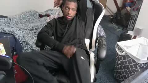 Snapshot of zoneingout chatting on December 14, 2025, 5:24 am zoneingout online show from December 14, 2025, 5:24 am