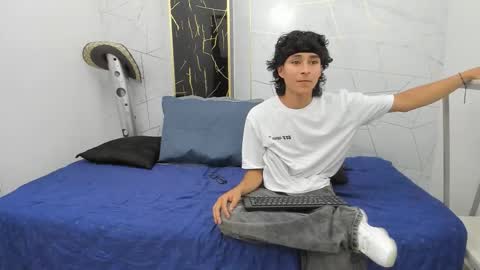 Snapshot of zoro_v chatting on October 18, 2025, 8:20 pm online show from October 18, 2025, 8:20 pm