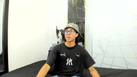 Snapshot of zoro_v chatting on October 20, 2025, 7:25 pm online show from October 20, 2025, 7:25 pm