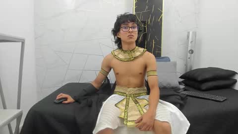 Snapshot of zoro_v chatting on October 21, 2025, 7:36 pm online show from October 21, 2025, 7:36 pm