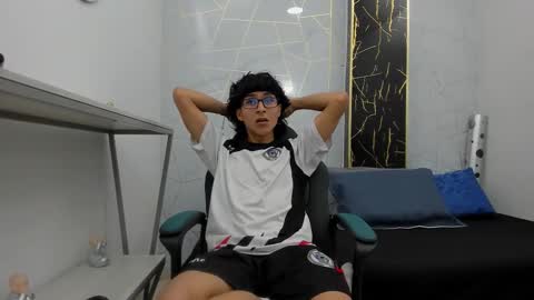 Snapshot of zoro_v chatting on October 27, 2025, 7:29 pm online show from October 27, 2025, 7:29 pm