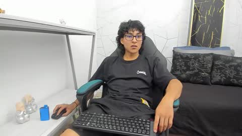 Snapshot of zoro_v chatting on October 30, 2025, 9:04 pm online show from October 30, 2025, 9:04 pm