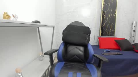 Snapshot of zoro_v chatting on November 7, 2025, 12:21 am online show from November 7, 2025, 12:21 am