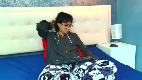 Snapshot of zoro_v chatting on November 7, 2025, 12:27 pm online show from November 7, 2025, 12:27 pm