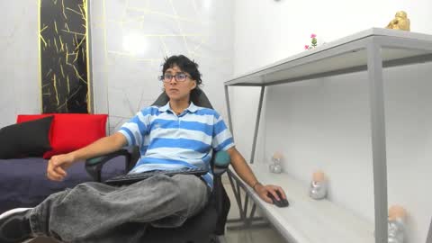 Snapshot of zoro_v chatting on November 9, 2025, 7:34 pm online show from November 9, 2025, 7:34 pm